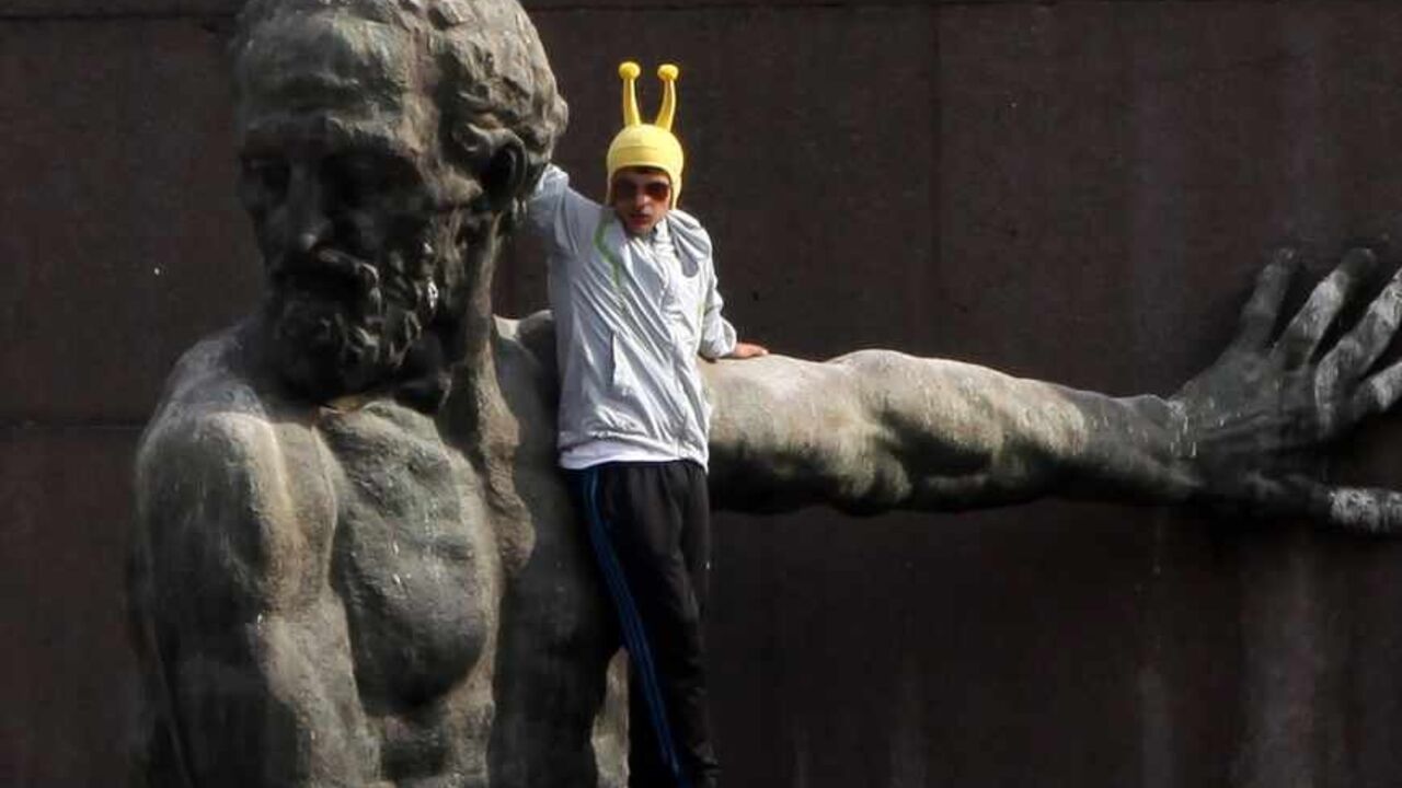 An anti-government protester perches on a monument during a protest at Kizilay Square in central Ankara, June 9, 2013. Turkish Prime Minister Tayyip Erdogan told thousands of cheering supporters on Sunday that his patience had its limits after days of protests, while tens of thousands of anti-government demonstrators gathered at a rival rally in central Istanbul. REUTERS/Dado Ruvic (TURKEY - Tags: CIVIL UNREST POLITICS TPX IMAGES OF THE DAY) - RTX10HL6