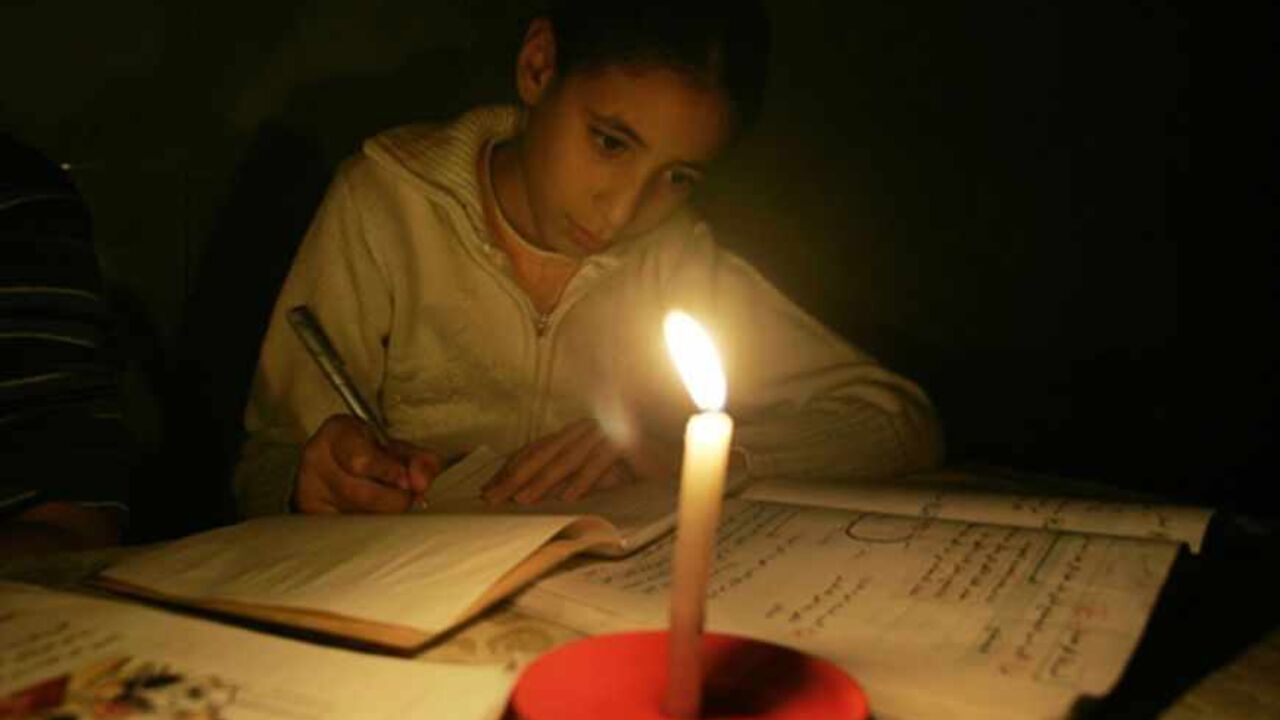 A Palestinian girl studies by candle light during a power cut in Gaza November 13, 2008 November 13, 2008. A United Nations aid agency said on Thursday it had run out of food supplies for 750,000 Palestinians in the Hamas-run Gaza Strip after Israel blocked deliveries by the world body.Short of fuel, Palestinian officials shut down Gaza's sole power plant as Israel kept commercial crossings with the coastal territory closed for a 10th day.  REUTERS/Ismail Zaydah (GAZA) - RTXAK2X