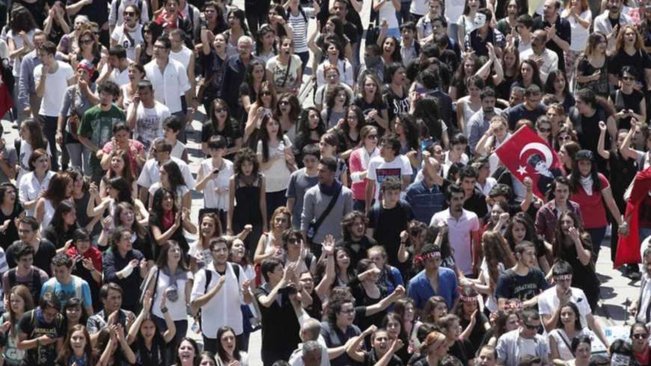 Protesters shout anti-government slogans during a demonstration at Taksim Square in central Istanbul June 3, 2013. Turkish Prime Minister Tayyip Erdogan called for calm on Monday, after a weekend of fierce anti-government protests, urging people not to be provoked by demonstrations he said had been organised by "extremist elements". Tens of thousands of people took to the streets in Turkey's biggest cities over the weekend and clashed with riot police firing tear gas, leaving hundreds of people injured.  RE