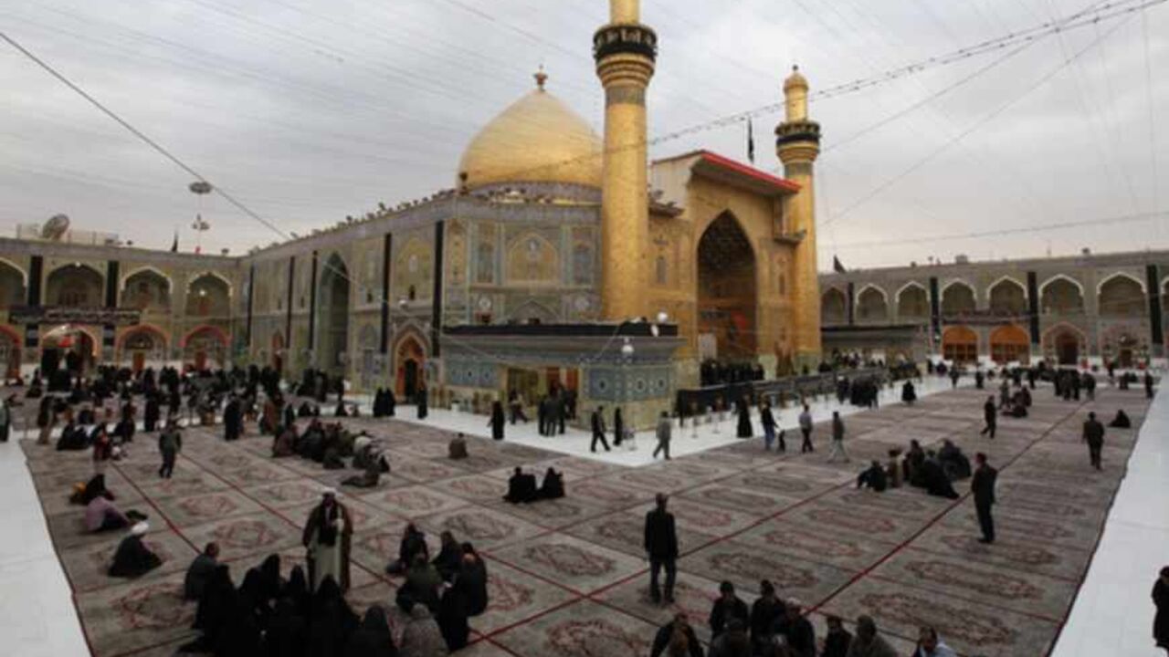 Shi'ite Muslims attend a religious ritual at the Imam Ali shrine in Najaf, 160 km (100 miles) south of Baghdad, January 8, 2011.  REUTERS/Mohammed Ameen (IRAQ - Tags: RELIGION POLITICS) - RTXWC4X