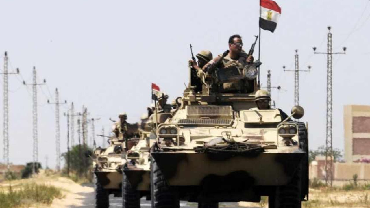 Soldiers in military vehicles proceed towards the al-Jura district in El-Arish city from Sheikh Zuwaid, around 350 km (217 miles) northeast of Cairo May 21, 2013. Egyptian army and police forces stepped up roadblocks in north Sinai in a hunt for militant Islamists who kidnapped seven security officers last week, a security source said on Tuesday.  REUTERS/Stringer  (EGYPT - Tags: POLITICS MILITARY) - RTXZVMX