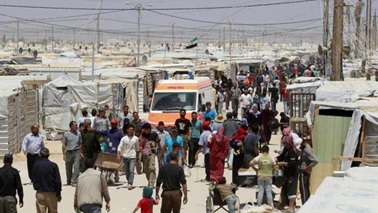 Syrian refugees walk at Al Zaatri refugee camp in the Jordanian city of Mafraq, near the border with Syria, April 25, 2013. REUTERS/Muhammad Hamed (JORDAN - Tags: POLITICS) - RTXYZOH