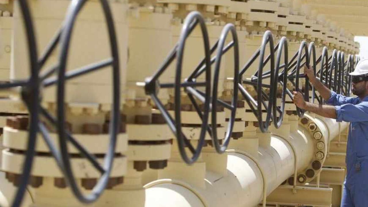 A worker adjusts a pipe at the Nassiriya oilfield in Nassiriya, 300km (185 miles) southeast of Baghdad,September 8, 2012. Production from Iraq's southern oilfields is at 2.5 million barrels per day as the country edges closer to becoming the world's biggest source of new supplies over the next few years, a senior Iraqi oil official said. Picture taken September 8, 2012. REUTERS/Atef Hassan (IRAQ - Tags: ENERGY BUSINESS) - RTR37U0U