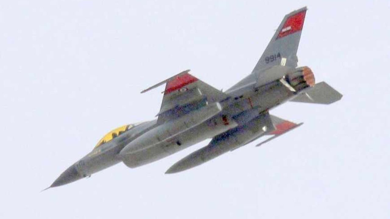 An Egyptian Air Force F-16 fighter jet flies low over thousands of anti-government protesters gathered at Tahrir square in Cairo January 30, 2011. Egyptian air force fighter planes buzzed low over Cairo on Sunday, helicopters hovered above and extra troop trucks appeared in a central square where protesters were demanding an end to President Hosni Mubarak's rule. REUTERS/Yannis Behrakis (EGYPT - Tags: POLITICS CIVIL UNREST MILITARY) - RTXXAH3