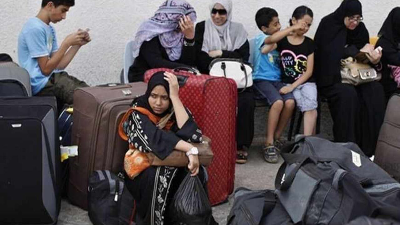 Palestinian passengers wait to cross into Egypt at Rafah border crossing in the southern Gaza Strip July 10, 2013. Egypt opened its crossing with the Gaza Strip on Wednesday for several hours to allow stranded Palestinians to return to the enclave and for others to leave after five days of closure. Egyptian authorities ordered the passage closed last Friday after President Mohamed Mursi was removed and amid widescale protests in Egypt. REUTERS/Ibraheem Abu Mustafa (GAZA - Tags: POLITICS) - RTX11IJT