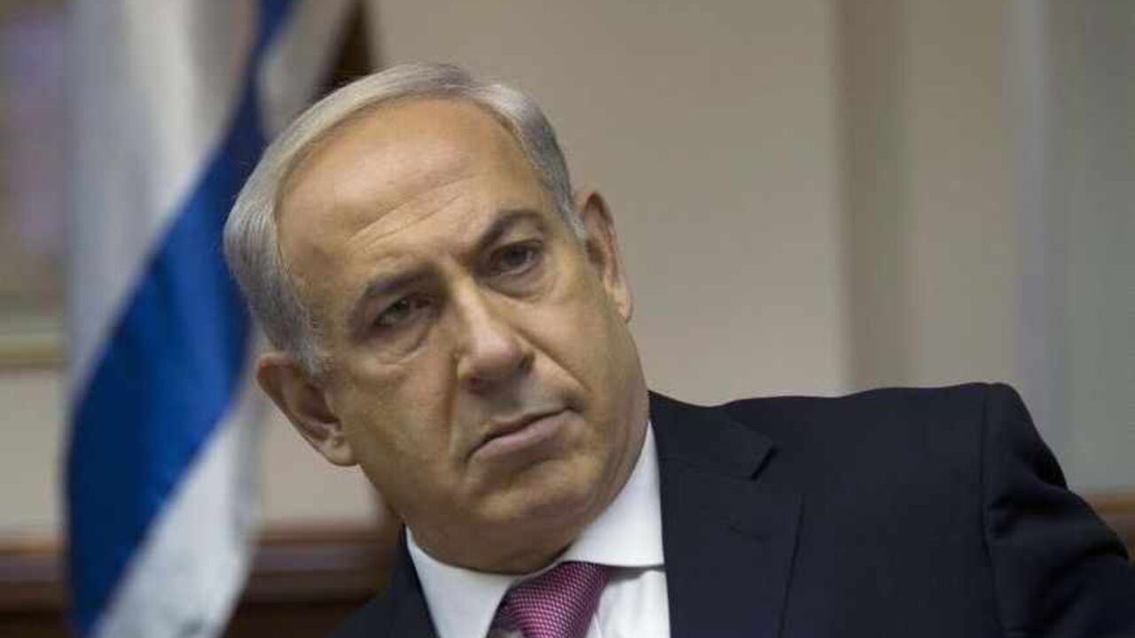 Israel's Prime Minister Benjamin Netanyahu attends the weekly cabinet meeting in Jerusalem July 28, 2013. Netanyahu on Sunday urged divided rightists in his cabinet to approve the release of 104 Arab prisoners in order to restart peace talk with the Palestinians. REUTERS/Ronen Zvulun (JERUSALEM - Tags: POLITICS) - RTX122AK