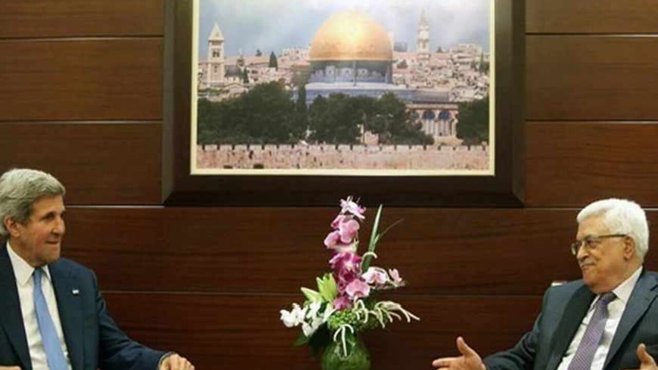 U.S. Secretary of State John Kerry (L) meets with Palestinian President Mahmoud Abbas at the Mukataa compound, in the West Bank city of Ramallah July 19, 2013. REUTERS/Fadi Arouri/Pool (WEST BANK - Tags: POLITICS) - RTX11S51