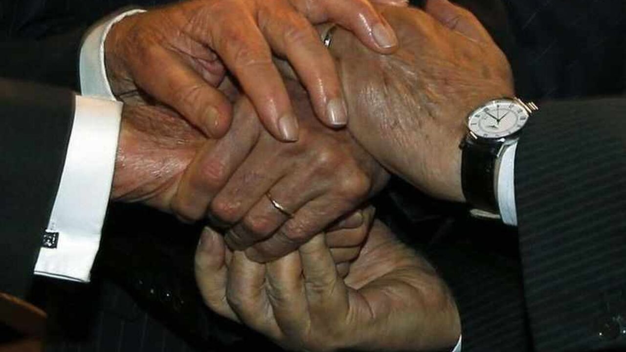 U.S. Secretary of State John Kerry (C)  shakes hands with Israeli President Shimon Peres (L) and Palestinian President Mahmoud Abbas at the World Economic Forum on the Middle East and North Africa at the King Hussein Convention Centre, at the Dead Sea May 26, 2013.  REUTERS/Jim Young  (JORDAN - Tags: POLITICS TPX IMAGES OF THE DAY BUSINESS) - RTX101SC