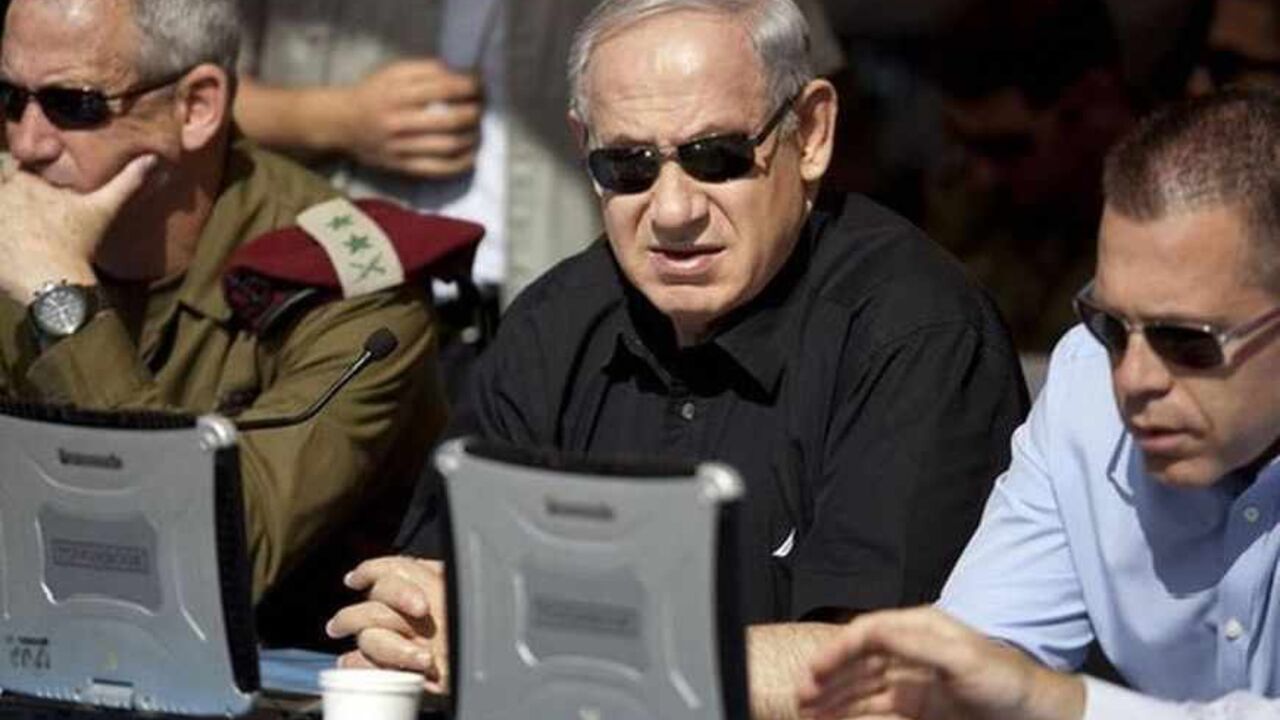 Israeli Prime Minister Benjamin Netanyahu (C) sits next to armed forces chief Major-General Benny Gantz (L) and Gilad Erdan, minister of communications and home front protection, during a drill simulating a chemical rocket attack in Jerusalem May 29, 2013. Israel continued on Wednesday with its annual home front defence exercise, launched on Monday, preparing soldiers and civilians for missile attacks. REUTERS/Abir Sultan/Pool (JERUSALEM - Tags: POLITICS MILITARY) - RTX104PX