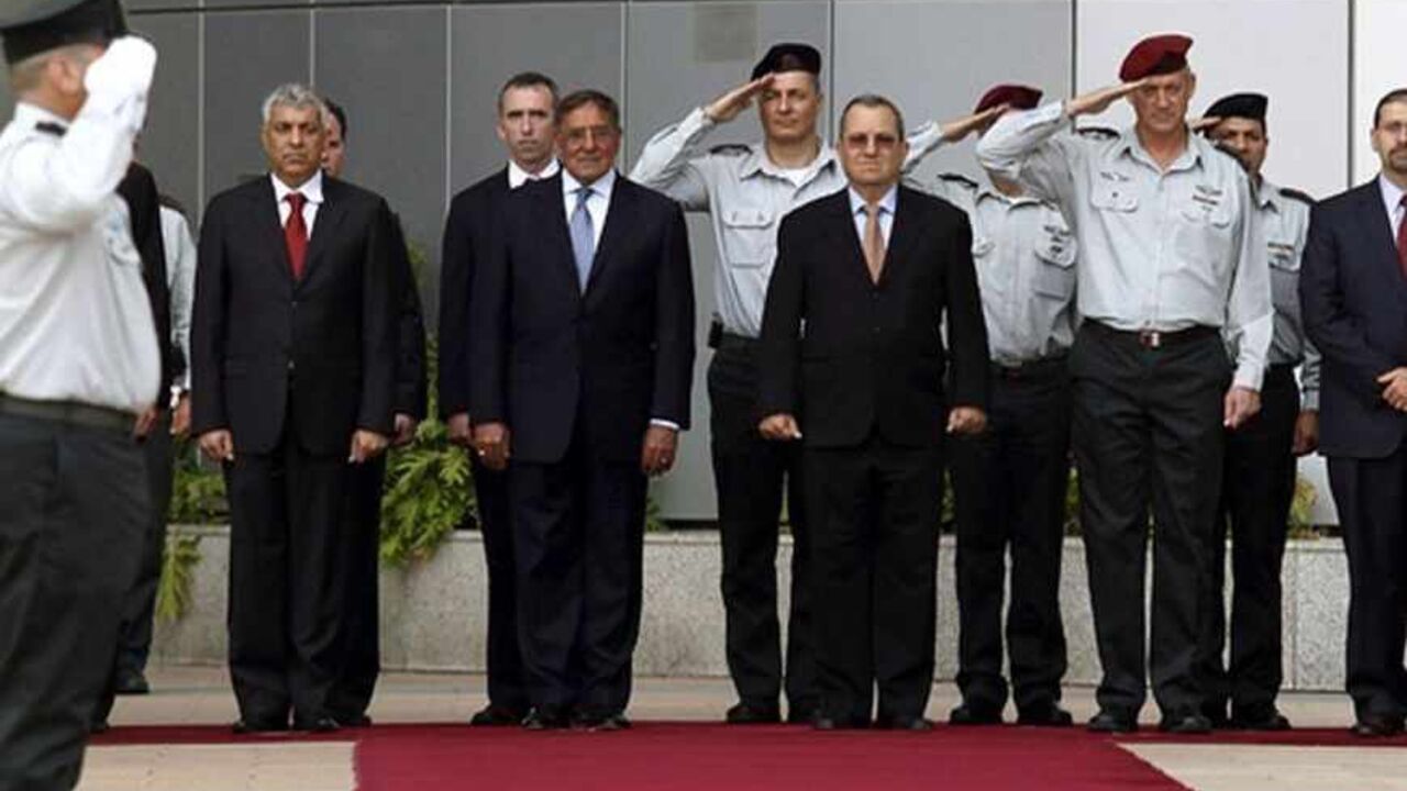 (R-L) U.S. ambassador to Israel Dan Shapiro, Israel's military chief Lieutenant-General Benny Gantz, Israel's Defence Minister Ehud Barak and U.S. Secretary of Defense Leon Panetta stand together during a welcoming ceremony for Panetta in Tel Aviv August 1, 2012. REUTERS/Gali Tibbon/Pool (ISRAEL - Tags: POLITICS MILITARY) - RTR35SOI