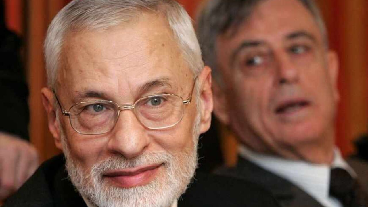 Syrian Muslim Brotherhood secretary-general Ali Saad-al-din Bayanouni (L) and former Syrian Vice-President Abdel-Halim Khaddam hold a news conference in Brussels March 17, 2006. Exiled Syrian opposition leaders announced the creation of a united front on Friday aimed at forming a transitional government to bring about "regime change" from President Bashar al-Assad to democracy.    REUTERS/Francois Lenoir - RTR17B3V