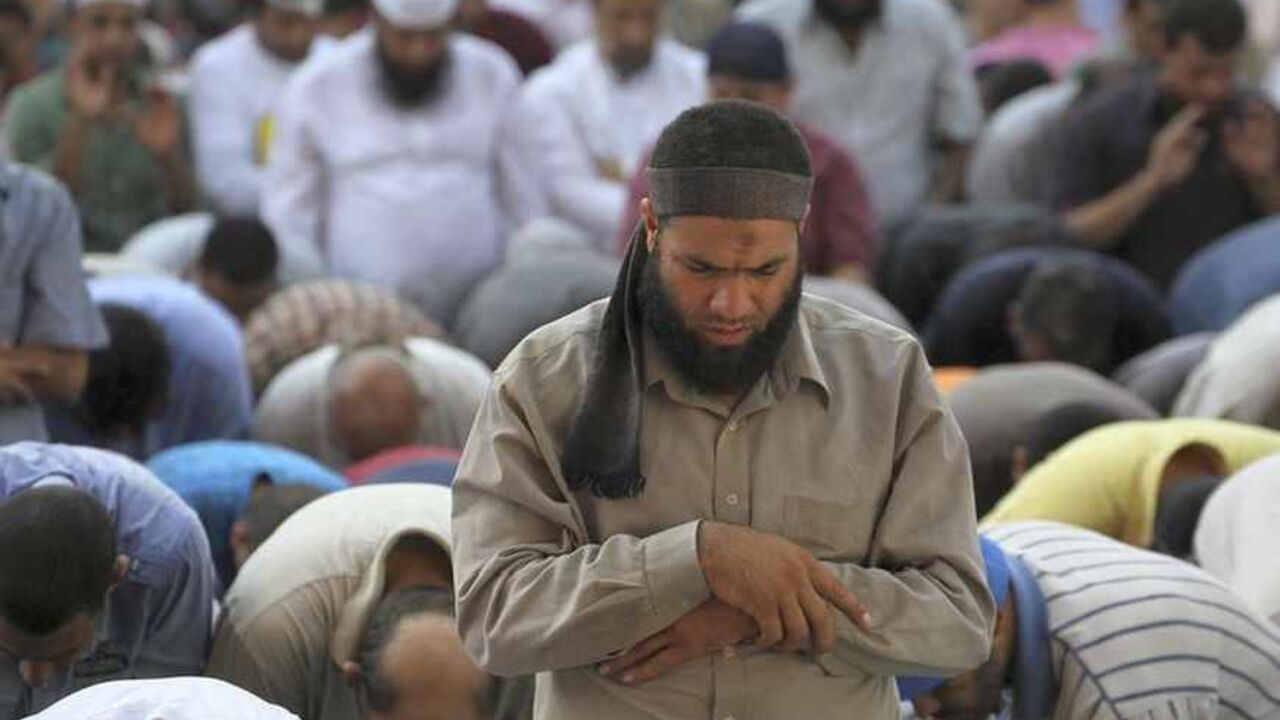 Supporters of Muslim Brotherhood and ousted Egyptian President Mohamed Mursi pray during a protest in Cairo August 23, 2013. Mass protests called by Egypt's Muslim Brotherhood mostly failed to materialise on Friday as the movement reeled from a bloody army crackdown on followers of Mursi. REUTERS/Muhammad Hamed (EGYPT - Tags: POLITICS CIVIL UNREST RELIGION) - RTX12UJ3