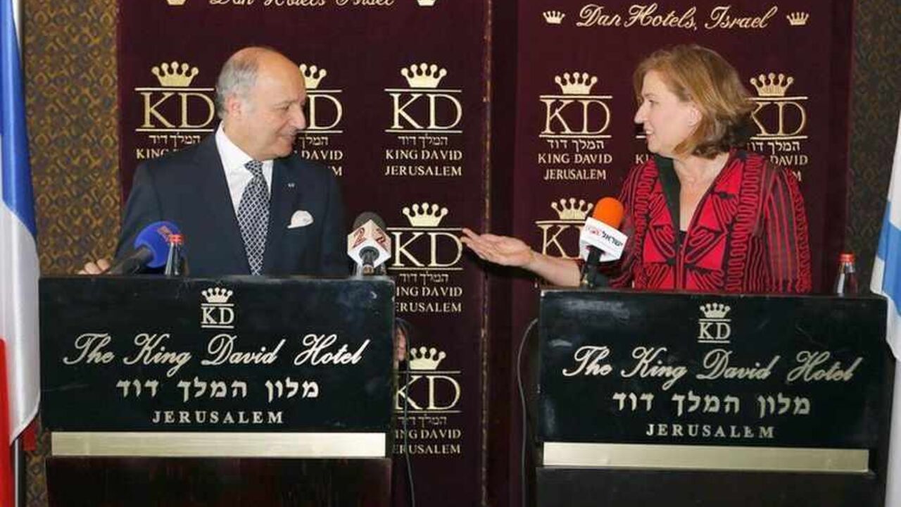 Tzipi Livni (R), Israel's Justice Minister and chief negotiator for renewed peace talks with the Palestinians, gives a joint statement with France's Foreign Minister Laurent Fabius before their meeting in Jerusalem August 25, 2013. REUTERS/Baz Ratner (JERUSALEM - Tags: POLITICS) - RTX12VTP