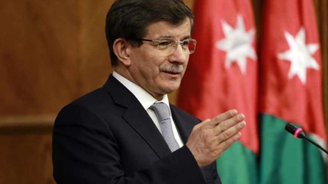 Turkish Foreign Minister Ahmet Davutoglu speaks during a joint news conference with his Jordanian counterpart Nasser Judeh in Amman May 10, 2013. REUTERS/Muhammad Hamed (JORDAN - Tags: POLITICS) - RTXZHVL