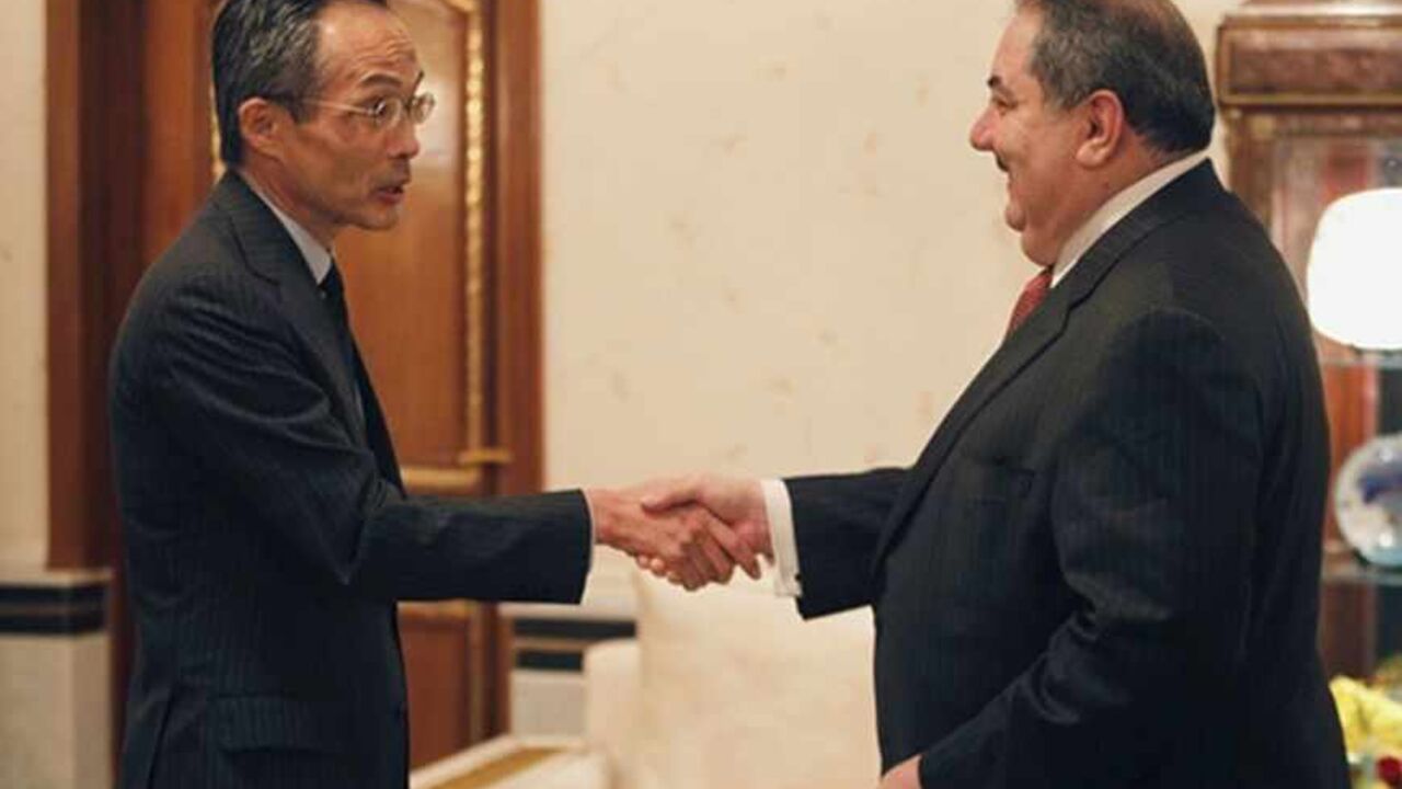 Iraq's Foreign Minister Hoshiyar Zebari (R) welcomes the new Japanese Ambassador Masato Takaoka at the headquarters of the Foreign Ministry in Baghdad, October 24, 2012. REUTERS/Saad Shalash (IRAQ - Tags: POLITICS) - RTR39IAF