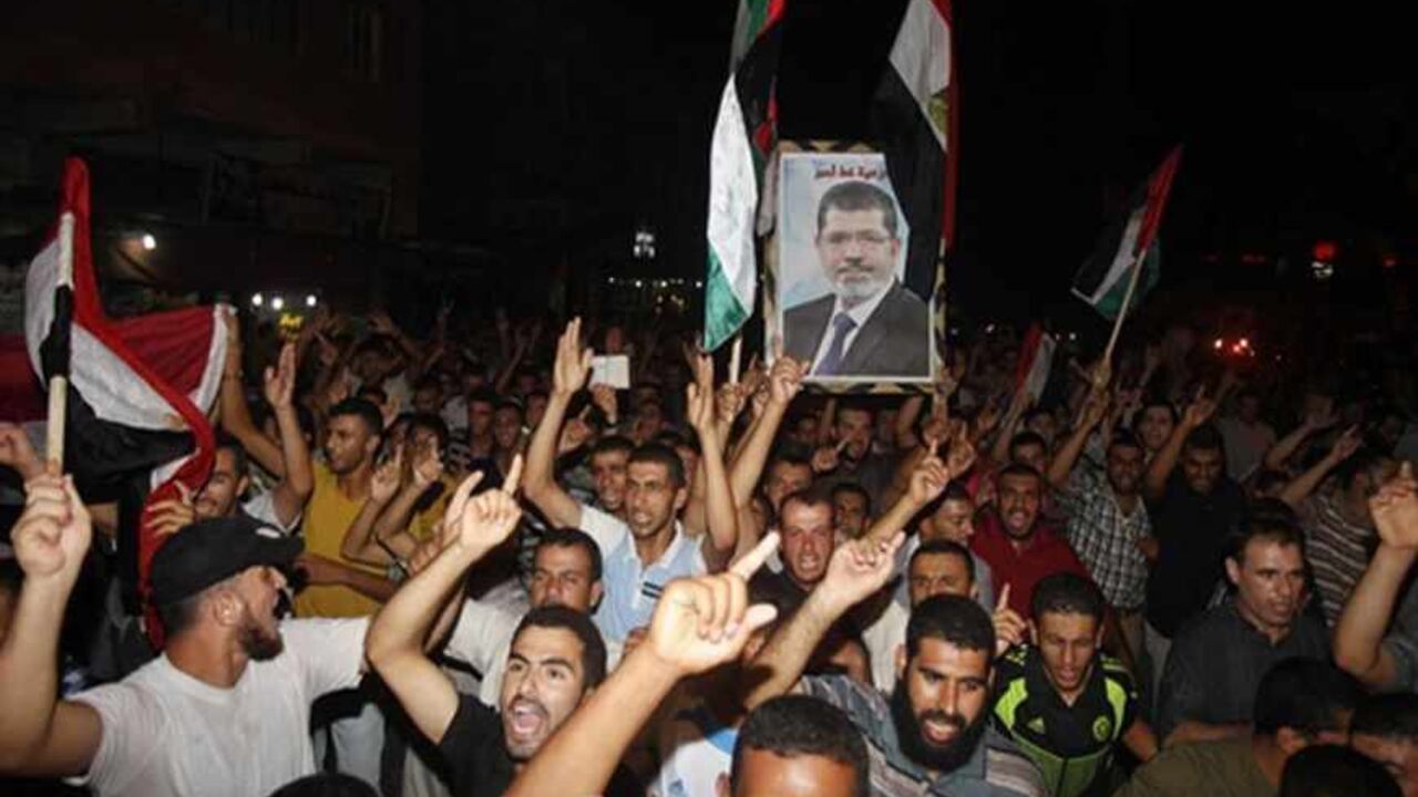 Palestinians take part in a rally in support of Egypt's deposed Islamist President Mohamed Mursi and in protest of the recent violence in Egypt, in Khan Younis in the southern Gaza Strip August 17, 2013.  REUTERS/Ibraheem Abu Mustafa (GAZA - Tags: POLITICS CIVIL UNREST) - RTX12P94