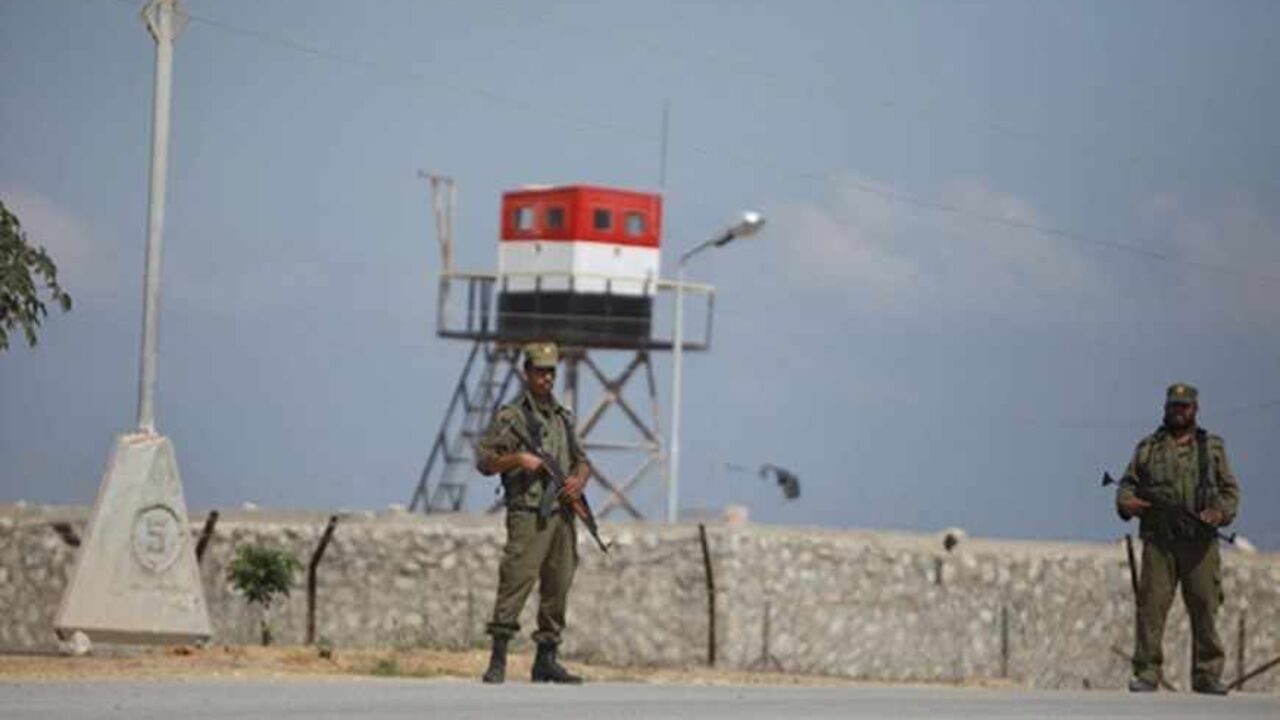Palestinian members of security forces loyal to Hamas stand guard on the border between Egypt and southern Gaza Strip July 5, 2013. Egyptian security forces closed the Rafah border crossing and state media said it would reopen on Saturday. Security sources said Islamist gunmen opened fire on El-Arish airport, close to the border with the Gaza Strip and Israel and at three military checkpoints. A police station in Rafah on the Gaza border was hit by rockets, wounding several soldiers.  REUTERS/Ibraheem Abu M