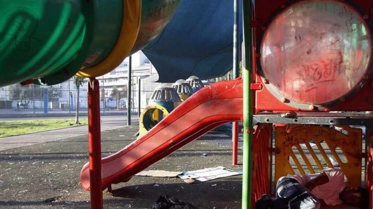 An African migrant sleeps in a playground at Levinsky park in South Tel Aviv June 12, 2012. About 60,000 Africans have crossed into Israel across its porous border with Egypt in recent years. Israel says the vast majority are job seekers, disputing arguments by humanitarian agencies that they should be considered for asylum. Picture taken June 12, 2012. REUTERS/Baz Ratner (ISRAEL - Tags: SOCIETY IMMIGRATION) - RTR33VHH