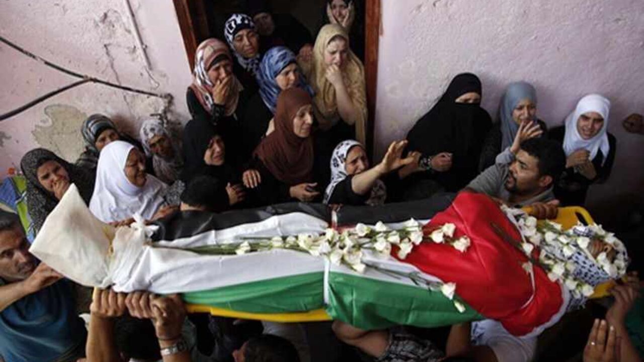 ATTENTION EDITORS - VISUALS COVERAGE OF SCENES OF DEATH AND INJURY
Palestinians carry the body of Jihad Aslan during his funeral at Qalandiya Refugee Camp near the West Bank city of Ramallah August 26, 2013. Israeli troops shot dead three Palestinians, including Aslan, and wounded about a dozen in an early morning raid on Monday to arrest a suspected militant in a refugee camp near Jerusalem, Palestinian medical sources told Reuters. REUTERS/Darren Whiteside (WEST BANK - Tags: CIVIL UNREST POLITICS TPX IMAG