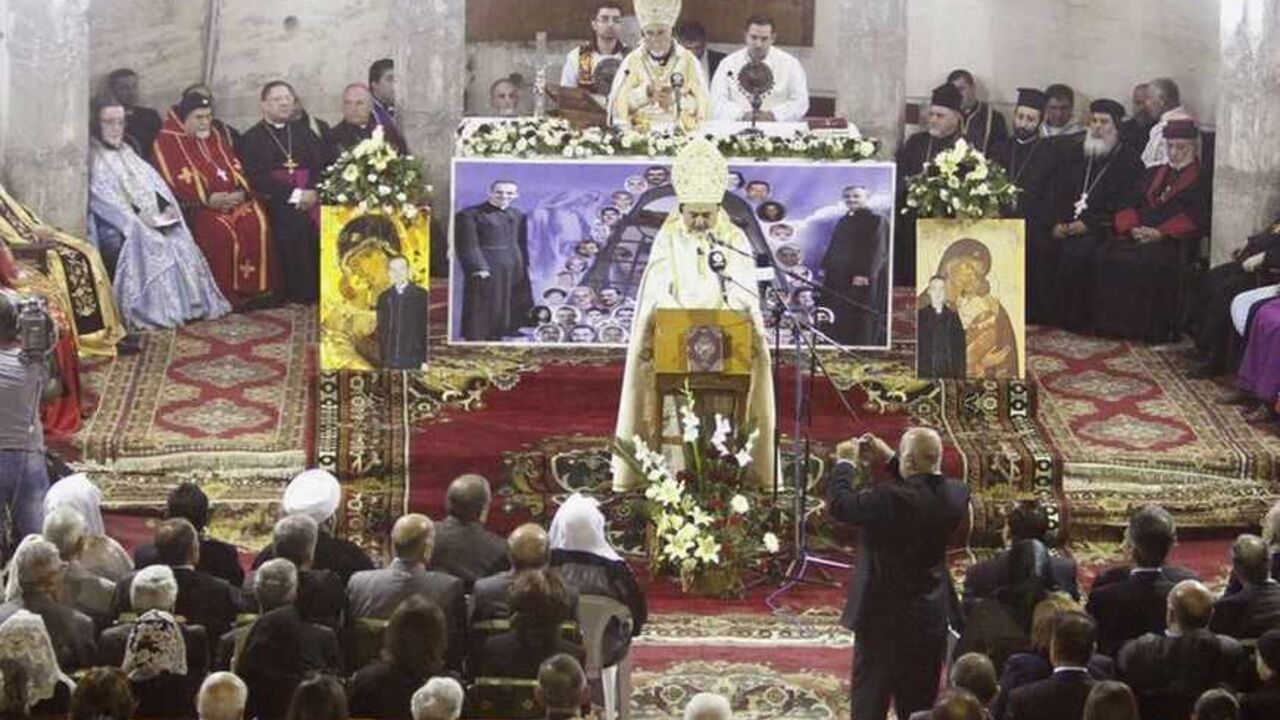 Iraq's Assyrian Catholic residents hold a memorial Mass marking the first anniversary of victims killed in a militant attack on the Our Lady of Salvation Church in 2010, at the Church in Baghdad October 31, 2011. Fifty-two hostages and police were killed during an attack on the church on October 31, 2010. REUTERS/Saad Shalash (IRAQ - Tags: RELIGION SOCIETY ANNIVERSARY POLITICS) - RTR2TGJ6