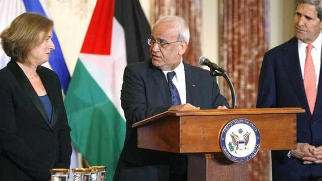 Chief Palestinian negotiator Saeb Erekat (C) directs remarks to Israel's Justice Minister Tzipi Livni (L) during a news conference with U.S. Secretary of State John Kerry (R) at the end of talks at the State Department in Washington July 30, 2013. Israeli and Palestinian negotiators held their first peace talks in nearly three years on Monday in a U.S.-brokered effort that Kerry hopes will end their conflict despite deep divisions. REUTERS/Jonathan Ernst    (UNITED STATES - Tags: POLITICS) - RTX124ZT