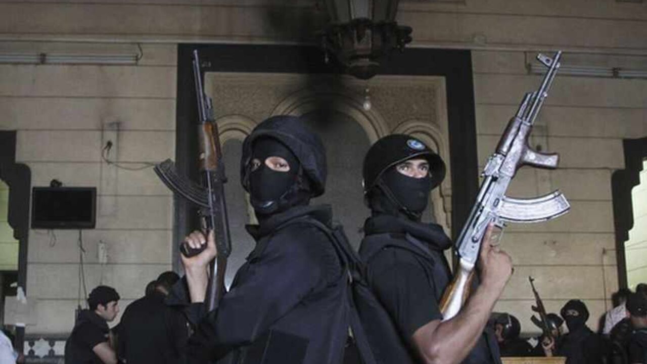 Policemen stand guard inside a room of the al-Fath mosque when supporters of deposed Egyptian President Mohamed Mursi exchanged gunfire with security forces inside the mosque in Cairo August 17, 2013.The gunmen opened fire on security forces from a second floor window in the Fath mosque, where hundreds of Mursi supporters have been taking refuge since protests turned violent on Friday.   REUTERS/Muhammad Hamed (EGYPT - Tags: POLITICS CIVIL UNREST RELIGION) - RTX12OKU