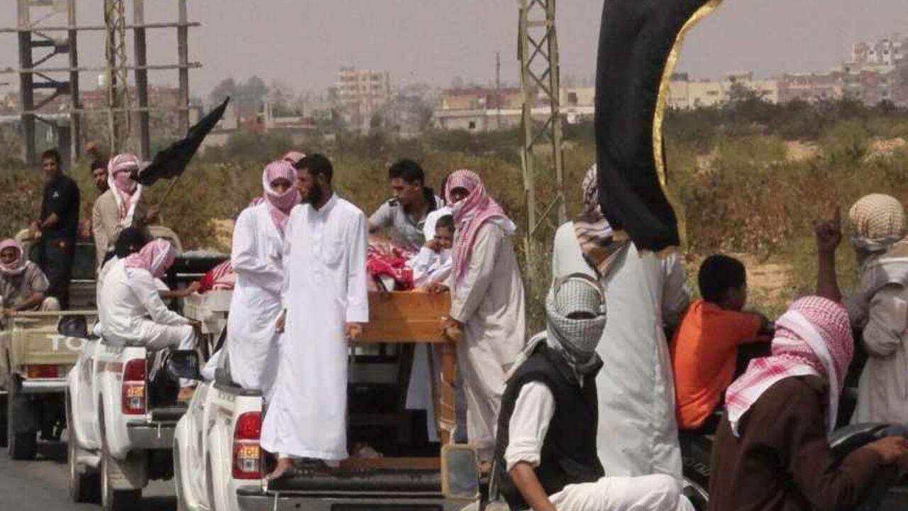 A funeral convoy carrying the bodies of four Islamist militants, drives through Sheikh Zuweid, in the north of the Sinai peninsula August 10, 2013. The four Islamist militants were killed by an air strike that their comrades said had been done by an Israeli drone but which state media said was the work of an Egyptian army helicopter. REUTERS/ Stringer (EGYPT - Tags: CIVIL UNREST POLITICS) - RTX12G55