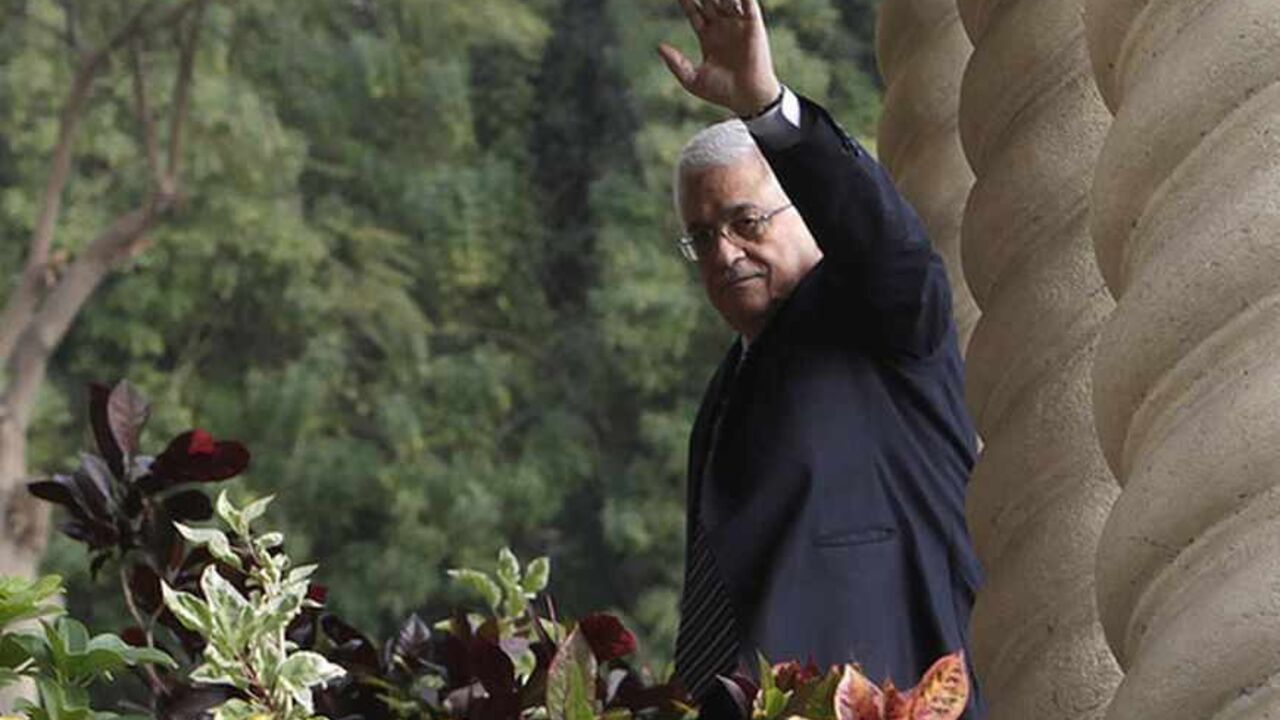 Palestinian President Mahmoud Abbas greets media before his meeting with Hamas leader Khaled Meshaal and other Palestinian officials in Cairo December 22, 2011. REUTERS/AsmaaWaguih (EGYPT - Tags: POLITICS) - RTR2VJSZ