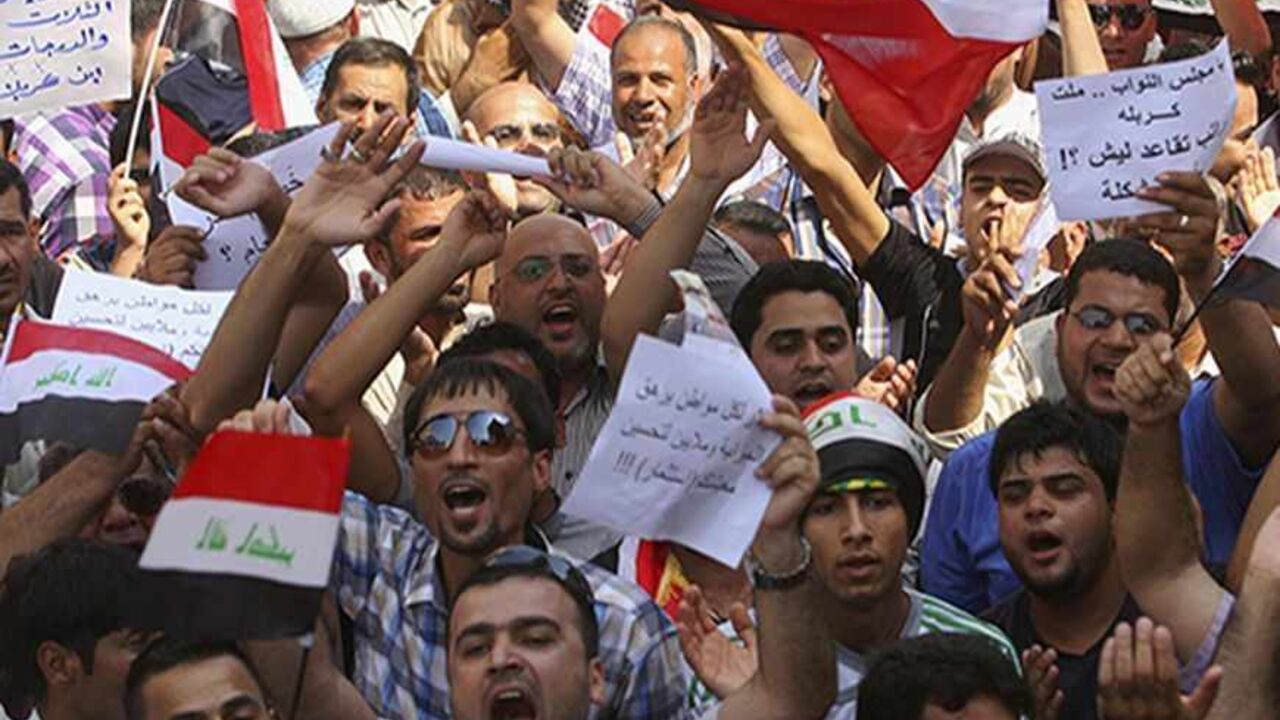 Protesters demand that the pensions of parliamentarians be cancelled during a demonstration in Kerbala, 110 km (68 miles) south of Baghdad, August 31, 2013. Hundreds of protesters took to the streets in Baghdad and central and southern Iraq on Saturday against generous pension payments to lawmakers in a county where many are still struggling to get jobs and basic services.  REUTERS/Mushtaq Muhammed (IRAQ - Tags - Tags: POLITICS BUSINESS EMPLOYMENT SOCIETY CIVIL UNREST) - RTX132KM