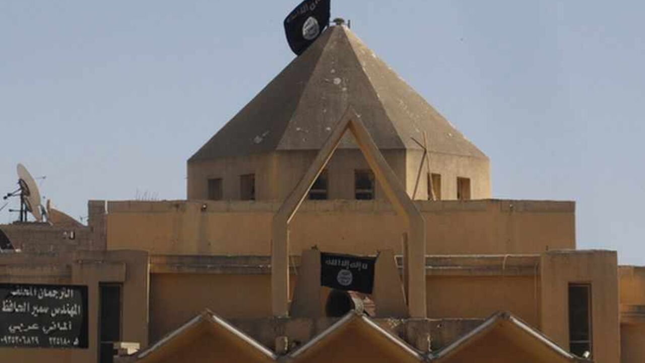 Flags of the al-Qaeda linked Islamic State of Iraq and the Levant are hung on The Martyrs Church in Raqqa city centre September 27, 2013. The Al-Qaeda linked Islamic State of Iraq and the Levant removed crosses from The Martyrs Church in Raqqa and hoisted their flags on Thursday, activists say. REUTERS/Stringer (SYRIA - Tags: RELIGION CIVIL UNREST CONFLICT) - RTX14223