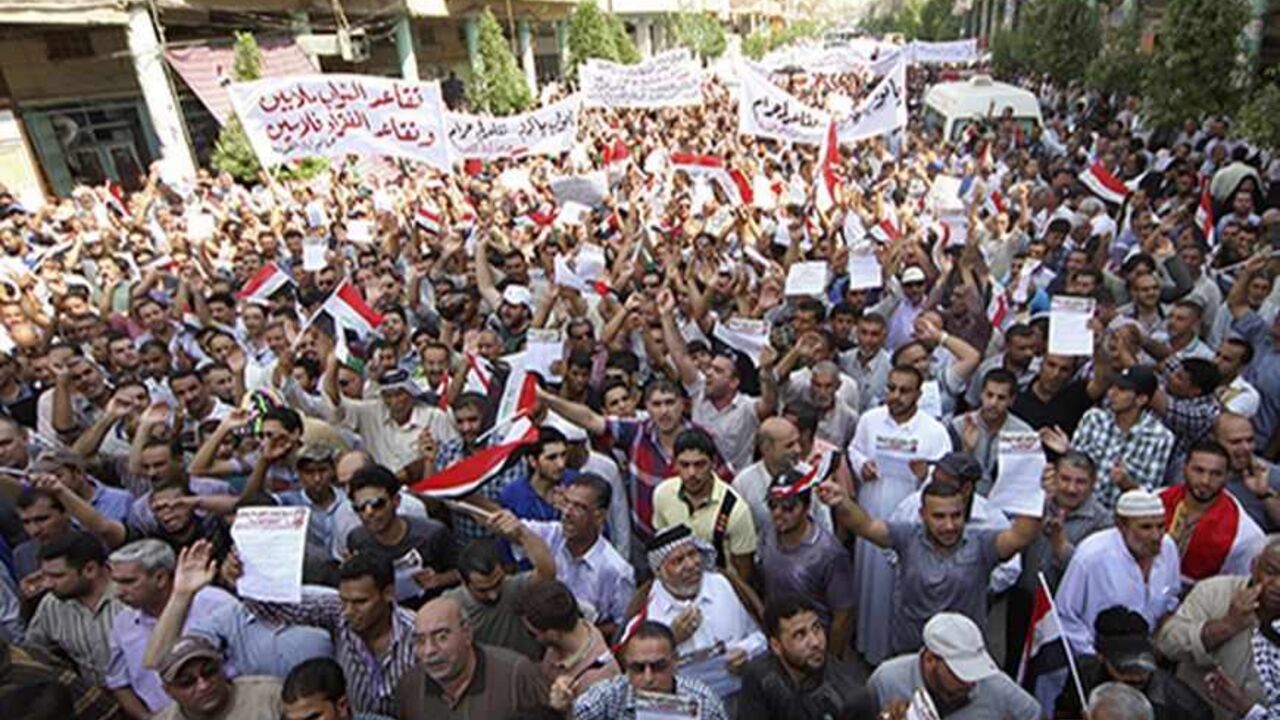 Protesters demand that the pensions of parliamentarians be cancelled during a demonstration in Kerbala, 110 km (68 miles) south of Baghdad, August 31, 2013. Hundreds of protesters took to the streets in Baghdad and central and southern Iraq on Saturday against generous pension payments to lawmakers in a county where many are still struggling to get jobs and basic services.  REUTERS/Mushtaq Muhammed (IRAQ - Tags - Tags: POLITICS BUSINESS EMPLOYMENT SOCIETY CIVIL UNREST) - RTX132KF