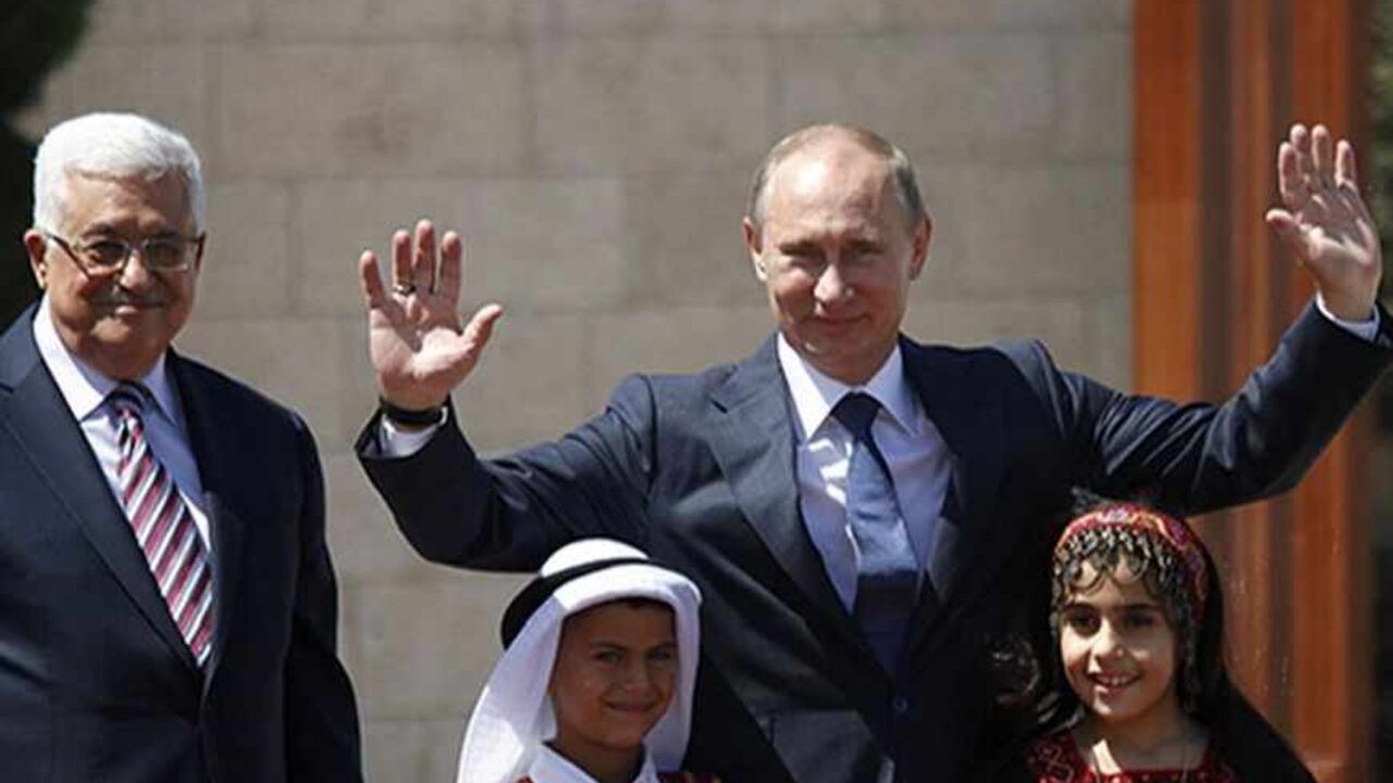 Palestinian President Mahmoud Abbas (L) and his Russian counterpart Vladimir Putin stand with children during a welcoming ceremony for Putin in the West Bank town of Bethlehem June 26, 2012.  REUTERS/Mohamad Torokman (WEST BANK - Tags: POLITICS TPX IMAGES OF THE DAY) - RTR345WH