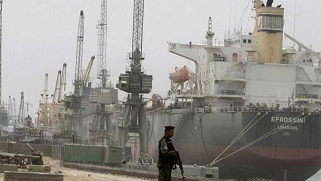 Iraqi soldier stands guard at Umm Qasr's port near Basra, 420 km (260 miles) southeast of Baghdad July 10, 2009. Unions are lobbying against Iraq's new oil contract with BP and China's CNPC, but the weakened labour movement may have a hard time thwarting deals desperately needed to revive a struggling oil sector.  Picture taken July 10, 2009. REUTERS/Atef Hassan (IRAQ CONFLICT POLITICS EMPLOYMENT BUSINESS ENERGY) - RTR25MGP