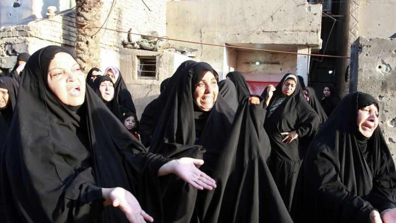 Women mourn during the funeral of a victim who was killed during bombings in Baghdad August 29, 2013. A series of car bombings and other attacks across Baghdad on Wednesday killed 86 people and wounded 263, police and medical sources said, extending the worst wave of sectarian bloodshed in Iraq for at least five years. REUTERS/Ahmed Malik (IRAQ - Tags: CIVIL UNREST) - RTX12ZSS