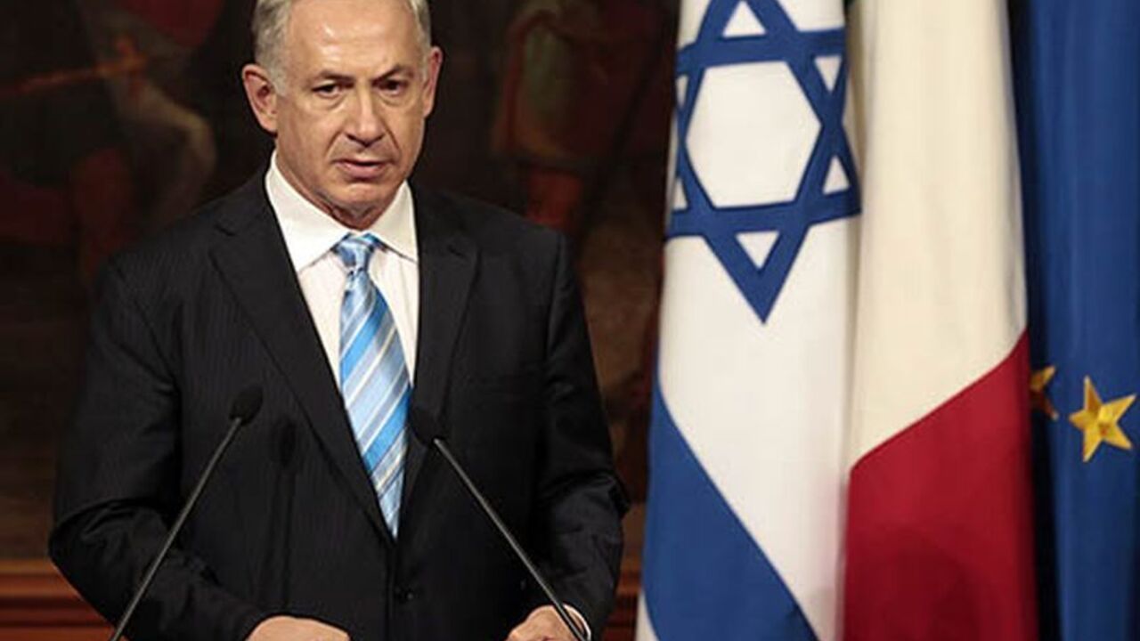 Israel's Prime Minister Benjamin Netanyahu gestures during a joint news conference with his Italian counterpart Enrico Letta during a meeting at Chigi Palace in Rome October 22, 2013. REUTERS/Tony Gentile (ITALY - Tags: POLITICS) - RTX14K1Q