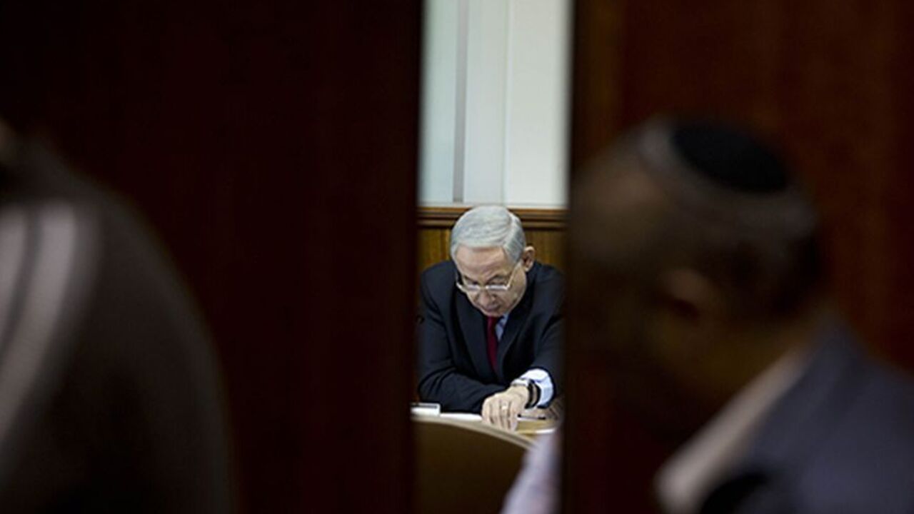 Israeli Prime Minister Benjamin Netanyahu attends the weekly cabinet meeting in Jerusalem October 20, 2013. REUTERS/Abir Sultan/Pool (JERUSALEM - Tags: POLITICS) - RTX14HME