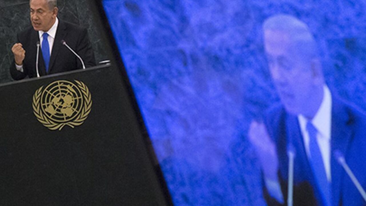 Israel's Prime Minister Benjamin Netanyahu, also seen on a television monitor, addresses the 68th session of the United Nations General Assembly in New York October 1, 2013. Netanyahu said on Tuesday the only way to peacefully stop Iran from developing nuclear weapons is to combine tough sanctions with a credible military threat and that Israel was ready to stand alone in defending itself. REUTERS/Adrees Latif (UNITED STATES - Tags: POLITICS) - RTR3FHF1