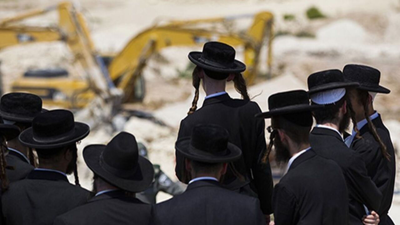 Ultra-Orthodox protesters take part in a demonstration at a construction site in the town of Beit Shemesh, near Jerusalem August 15, 2013. For a third day in a row some 100 ultra-Orthodox men on Thursday clashed with police during protests against ongoing construction at a site they believe contains ancient Jewish graves. An Israeli police spokesperson said 7 ultra-Orthodox protesters were detained on Thursday during the clashes. REUTERS/Ronen Zvulun (ISRAEL - Tags: BUSINESS CONSTRUCTION RELIGION CIVIL UNRE