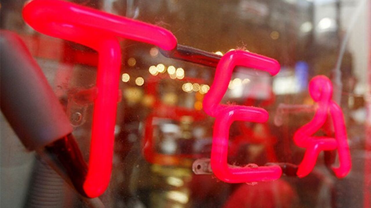 A sign advertising tea is seen at a store in New York in this picture taken July 31, 2007. Rather than pairing a filet mignon with a bottle of Cabernet, rising numbers of American diners are opting for a peach, mint or green iced tea with sales of iced tea, plain and exotic, surging nationwide.   REUTERS/Shannon Stapleton (UNITED STATES) - RTR1SJN3