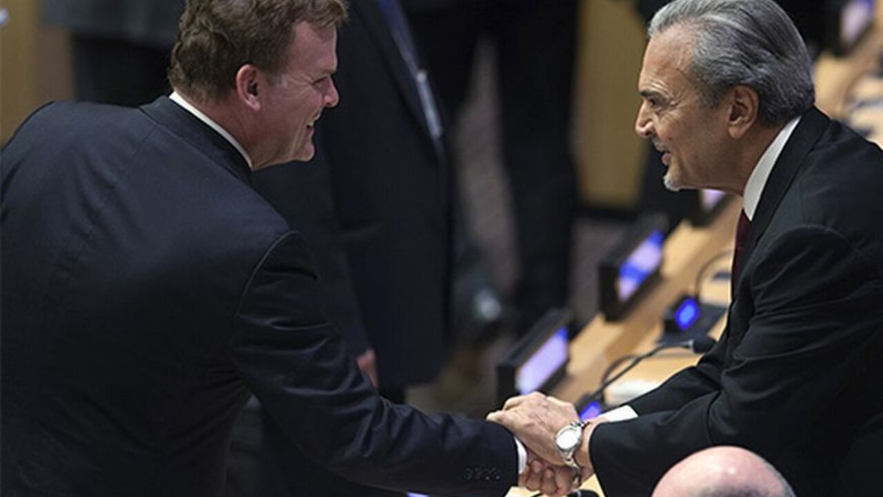 Canada's Minister of Foreign Affairs John Baird (L) shakes hands with Saudi Arabia's Foreign Minister Saud bin Faisal bin Abdulaziz Al Saud before a meeting of the Group of Friends of the Syrian People during 68th United Nations General Assembly at the U.N. headquarters in New York, September 26, 2013. REUTERS/Carlo Allegri (UNITED STATES - Tags: POLITICS) - RTX1418C