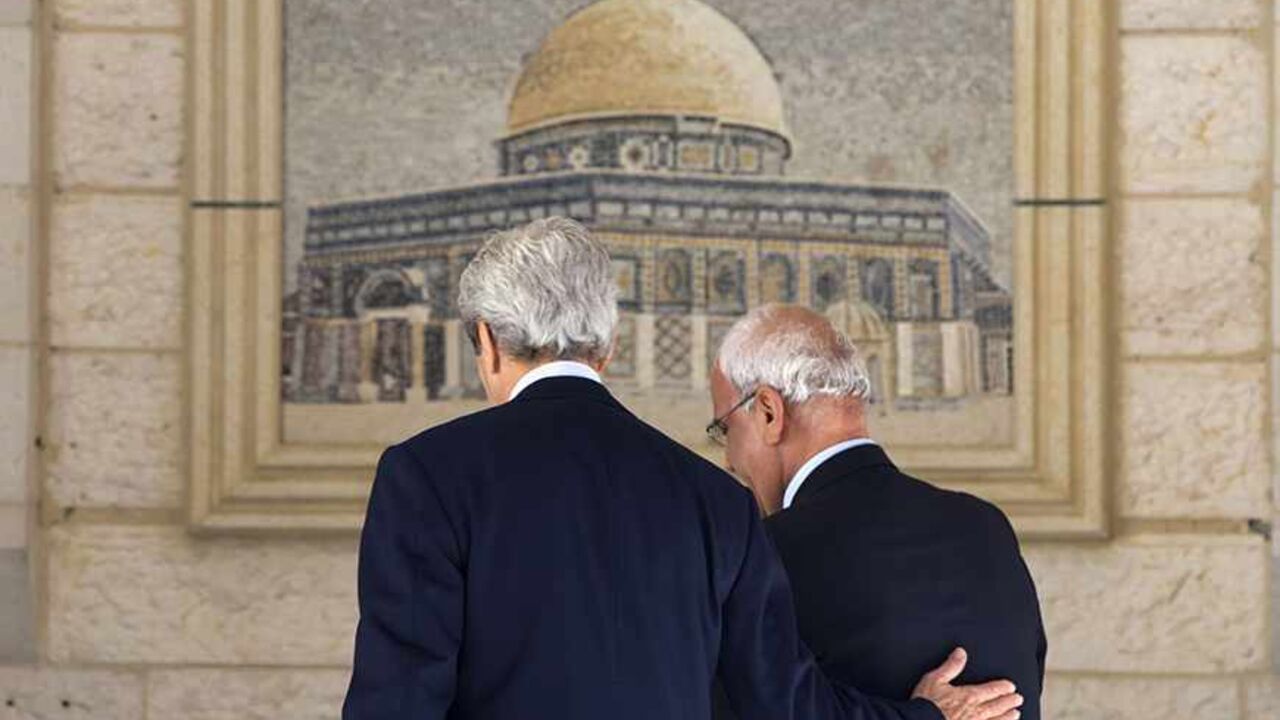 U.S. Secretary of State John Kerry (L) walks with chief Palestinian negotiator Saeb Erekat into Kerry's third meeting with Palestinian President Mahmoud Abbas in the West Bank town of Ramallah June 30, 2013. Kerry squeezed in final meetings with Israeli and Palestinian leaders on Sunday as he wrapped up a fifth peace-brokering visit to the region with little sign of progress. REUTERS/Jacquelyn Martin/Pool (WEST BANK - Tags: POLITICS TPX IMAGES OF THE DAY) - RTX116RH