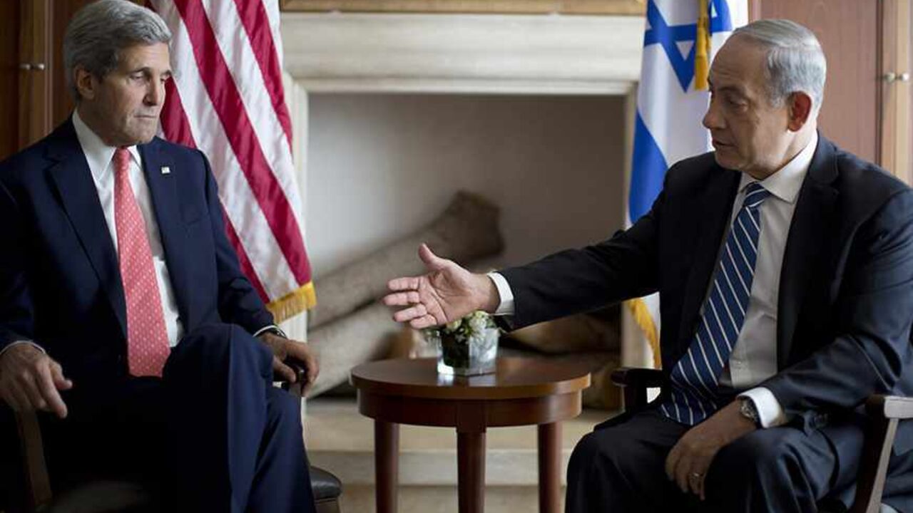 Israel's Prime Minister Benjamin Netanyahu reaches out to shake hands with U.S. Secretary of State John Kerry in Jerusalem November 6, 2013.  REUTERS/Jason Reed   (JERUSALEM - Tags: POLITICS) - RTX151ZB