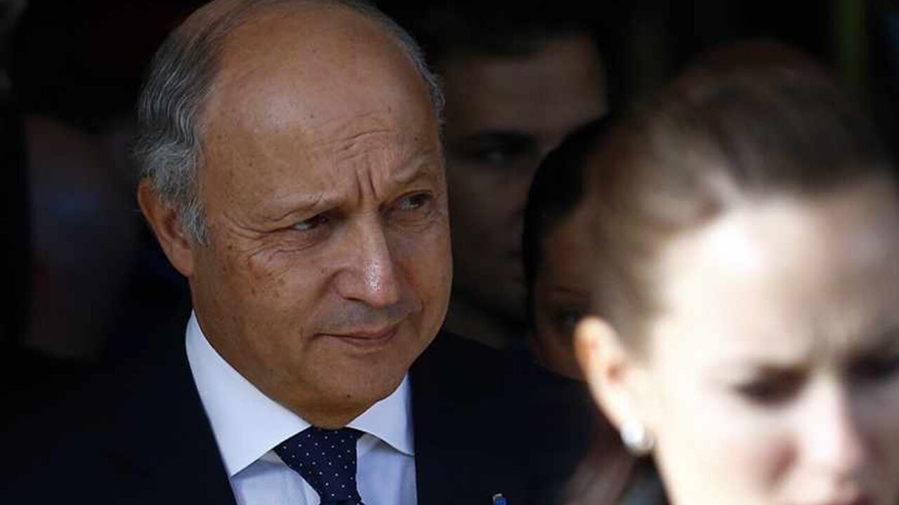 French Foreign Minister Laurent Fabius leaves the Intercontinental hotel on the third day of closed-door nuclear talks with Iran in Geneva November 9, 2013.  REUTERS/Denis Balibouse (SWITZERLAND - Tags: POLITICS ENERGY HEADSHOT) - RTX156G4