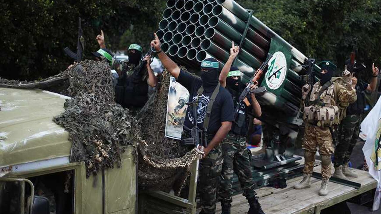 Palestinian Hamas militants take part in a military parade marking the first anniversary of the eight-day conflict with Israel, in Gaza City November 14, 2013. Eight days of Israeli air strikes on Gaza and cross-border Palestinian rocket attacks in November last year ended in an Egyptian-brokered truce agreement calling on Israel to ease restrictions on the territory.  REUTERS/Suhaib Salem (GAZA - Tags: POLITICS ANNIVERSARY CONFLICT MILITARY) - RTX15DDP