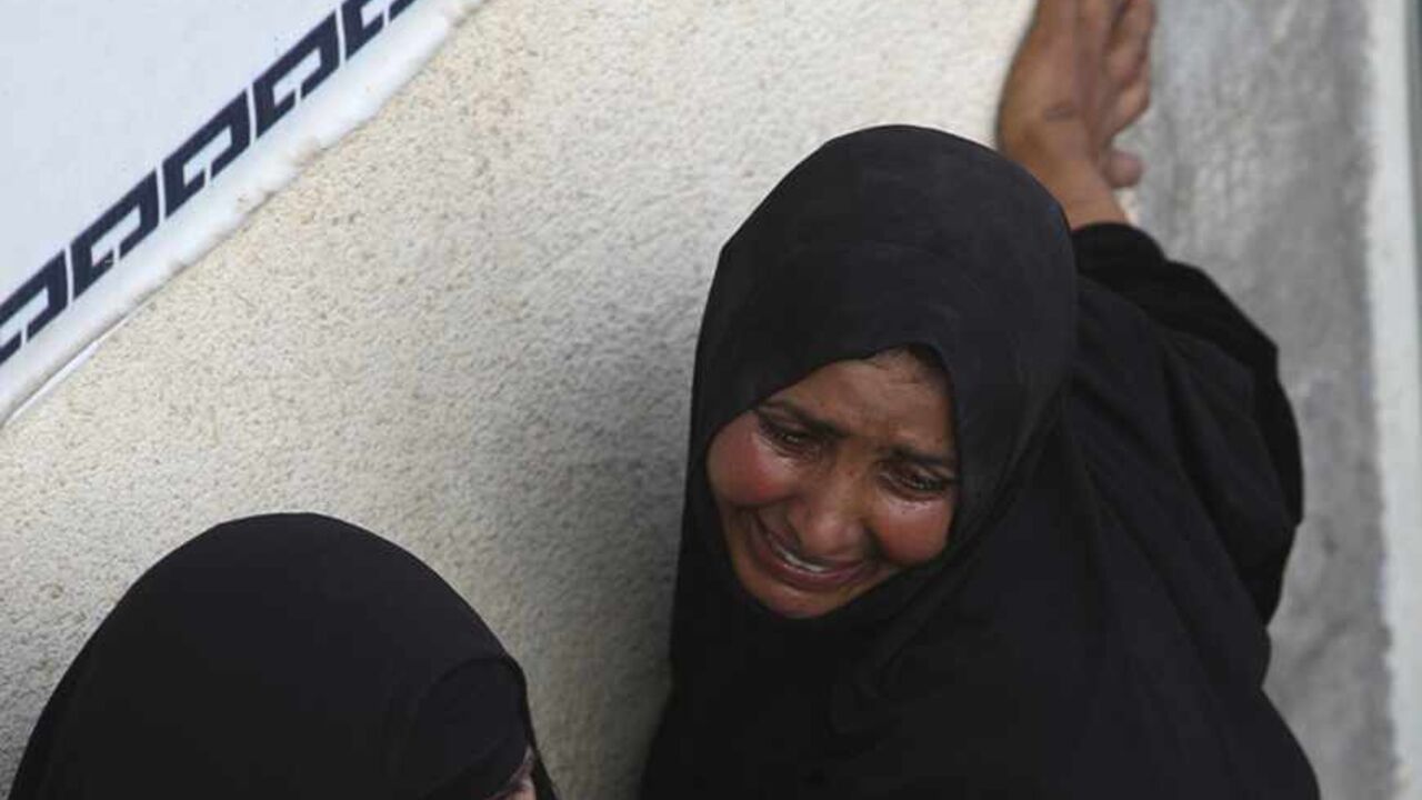 Women mourn during a funeral of a victim killed in a bomb attack, in Najaf, 160 km (100 miles) south of Baghdad, November 14, 2013. A suicide bomber blew himself up during a Shi'ite Muslim religious ritual in the eastern Iraqi city of al-Sadiya on Thursday, killing at least 35 people and wounding 75, a senior official and security sources said. No group immediately claimed responsibility for the attack, which came on the day of Ashura, a holy ritual when Shi'ites commemorate the death of Imam Hussein, a gra