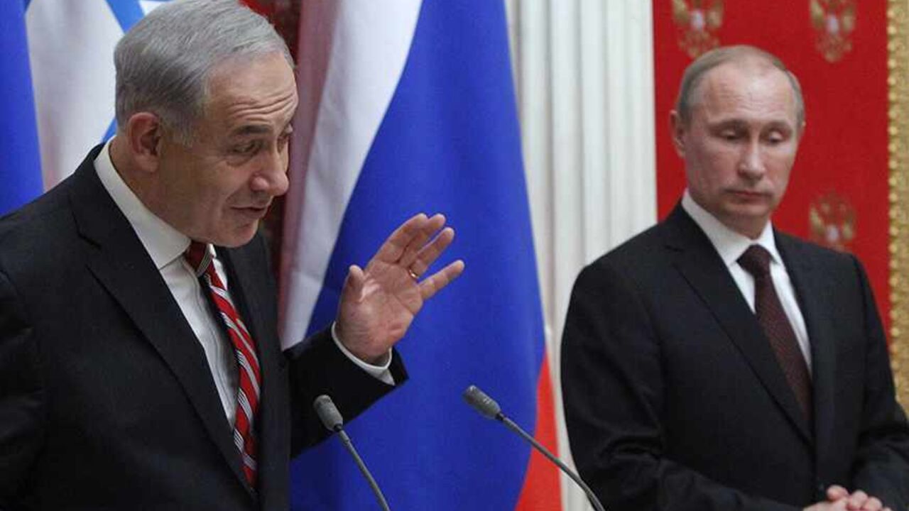 Russian President Vladimir Putin (R) and Israel's Prime Minister Benjamin Netanyahu take part in a joint news conference in Moscow's Kremlin November 20, 2013.  Putin said after talks that both sides hoped a "mutually acceptable resolution" could soon be found over Iran's nuclear ambitions. REUTERS/Maxim Shemetov (RUSSIA - Tags: POLITICS) - RTX15M33