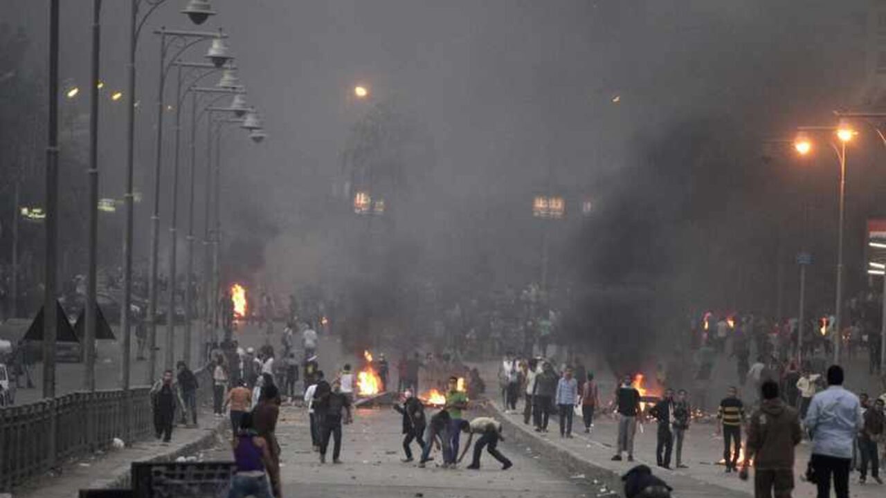 Supporters and opponents of ousted president Mohamed Mursi clash at Nasr City district in Cairo November 22, 2013. Mursi's supporters have staged frequent protests across Egypt, many of them after Friday prayers, since the army deposed him on July 3 in response to mass protests against his rule, and arrested most of the top leaders of his Muslim Brotherhood. REUTERS/Mohamed Abd El Ghany (EGYPT - Tags: POLITICS CIVIL UNREST) - RTX15OZM
