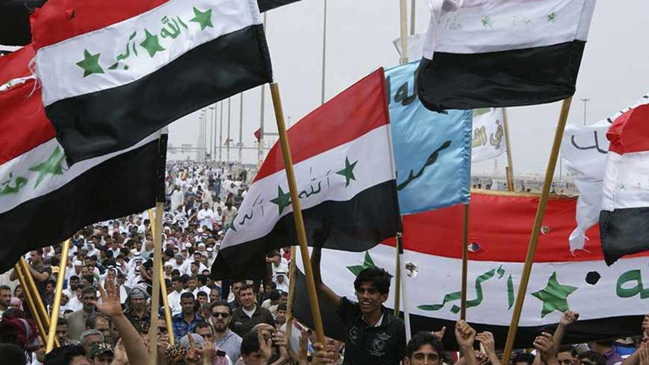 Iraqi Sunni Muslims wave the old flags of Iraq during an anti-government demonstration in Falluja, 50 km (31 miles) west of Baghdad May 3, 2013.  Tens of thousands of Sunni Muslims poured onto the streets of Ramadi and Falluja in the western province of Anbar following Friday prayers, in their biggest show of strength since the outbreak of protests last year. REUTERS/Mohanned Faisal (IRAQ - Tags: POLITICS RELIGION CIVIL UNREST) - RTXZ987