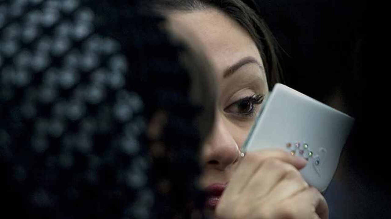 An Iranian woman puts on make up as she waits for a concert by the Iranian singer Hamid Asgari at the Interior Ministry building in Tehran April 24, 2008. REUTERS/Morteza Nikoubazl (IRAN) - RTR1ZUV4