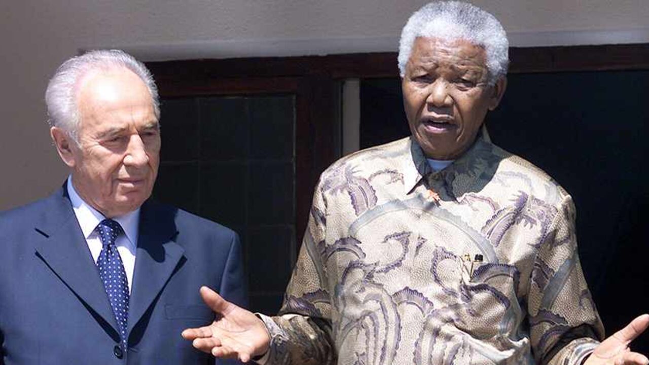 Former South African president Nelson Mandela (R) speaks to journalists
next to Israeli Deputy Prime Minister Shimon Peres (L) outside his
office after their meeting in Johannesburg, September 3, 2002, during
the World Summit on Sustainable Development. REUTERS/Juda Ngwenya

JN/CRB - RTR9RLR